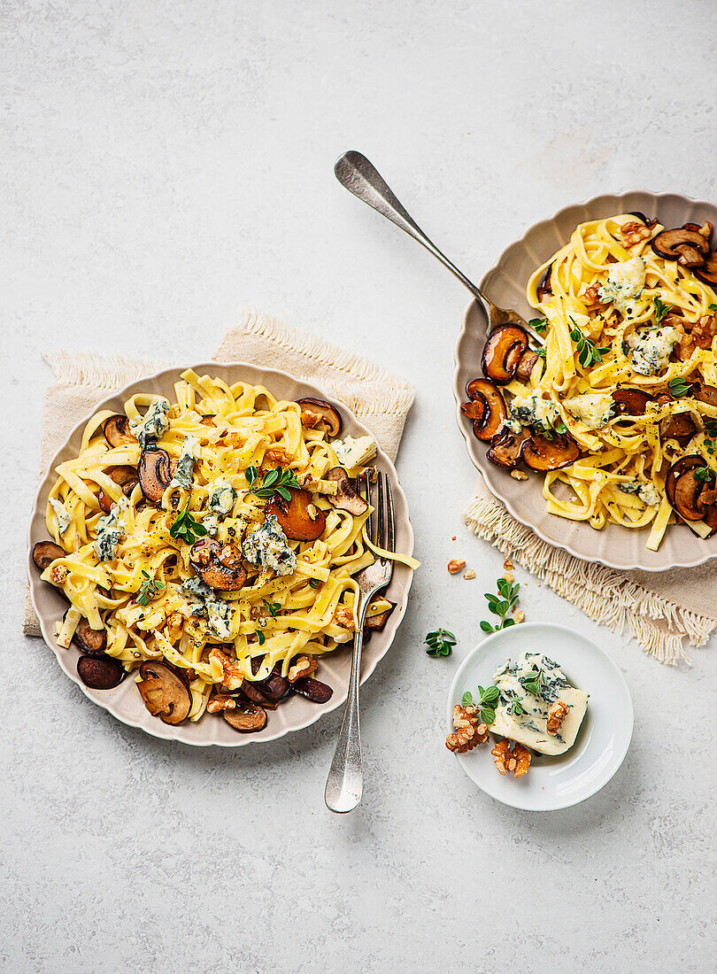 Tagliatelle mit Blauschimmelkäse, Champignons und Thymian