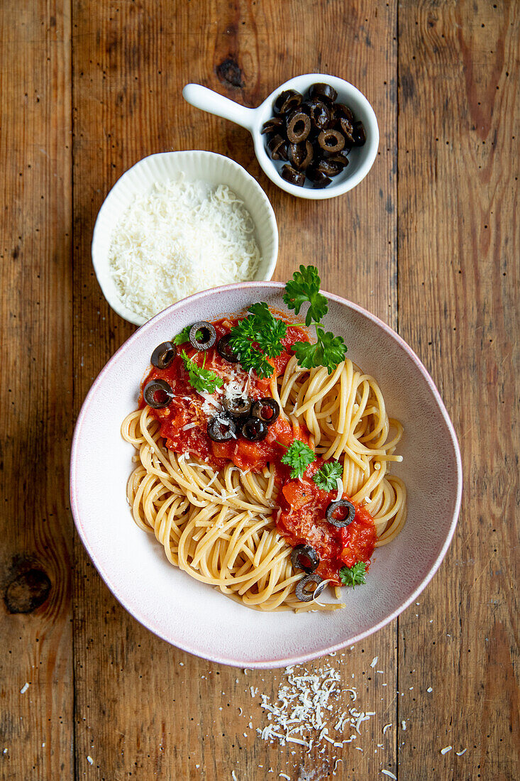 Spaghetti tomato olive sauce