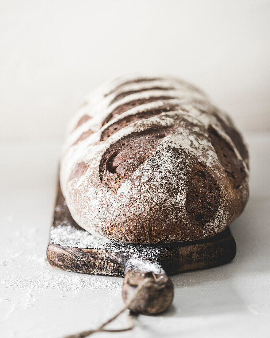 Längliches Krustenbrot auf Holzbrett