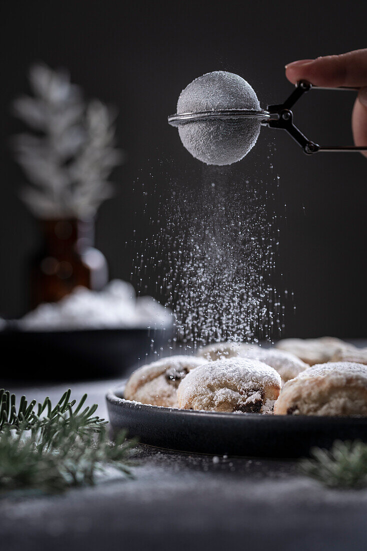 Stollenkonfekt mit Puderzucker bestäuben