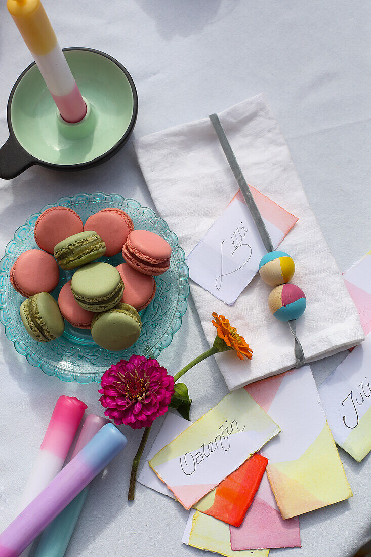 Macarons, DIY-Kerzen und Tischkärtchen