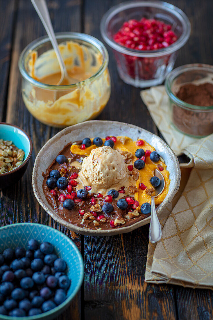 Kürbis-Schokoladendessert mit Eis, Blaubeeren und Granatapfelkernen