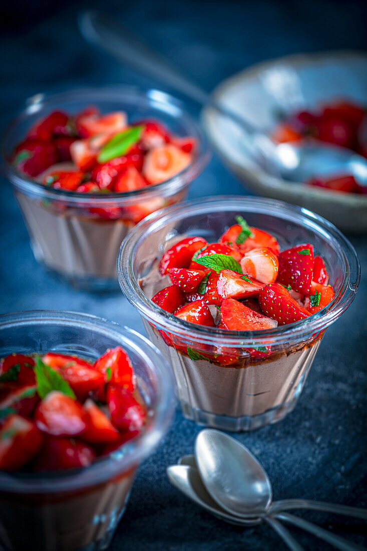 Schokoladenmousse mit Erdbeeren und Minze