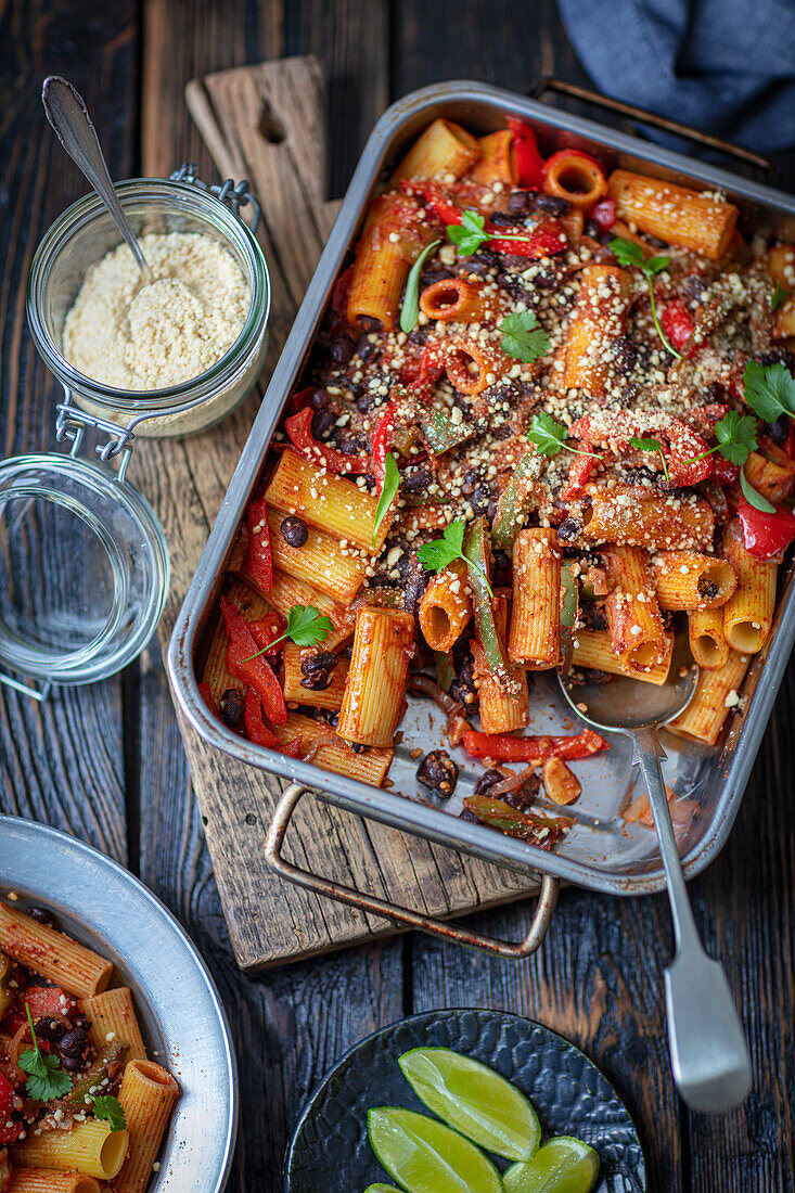 Nudelauflauf mit Paprika und schwarzen Bohnen