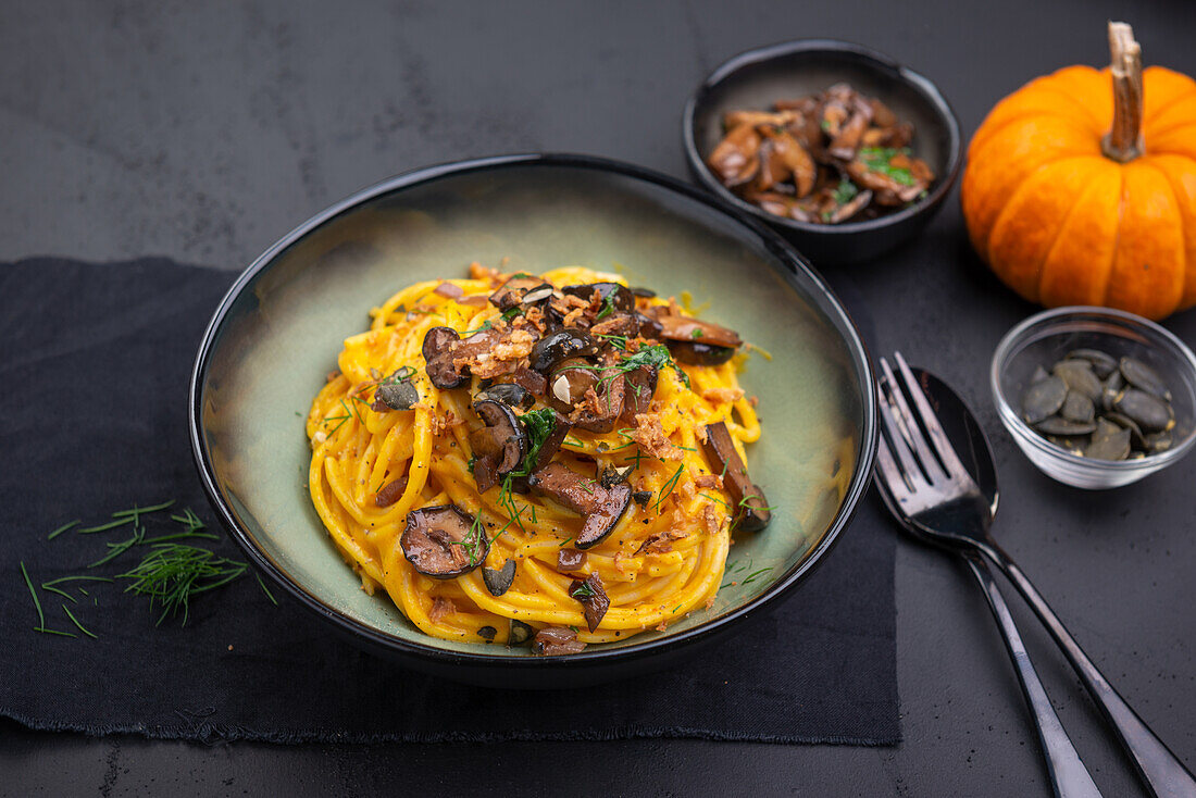 Spaghetti mit cremiger Kürbissoße und gebratenen Waldpilzen