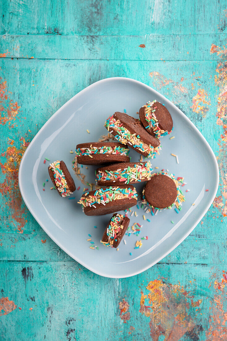 Vegane Mürbeteig-Kekse mit Schokoladencreme-Füllung und bunten Zuckerstreuseln