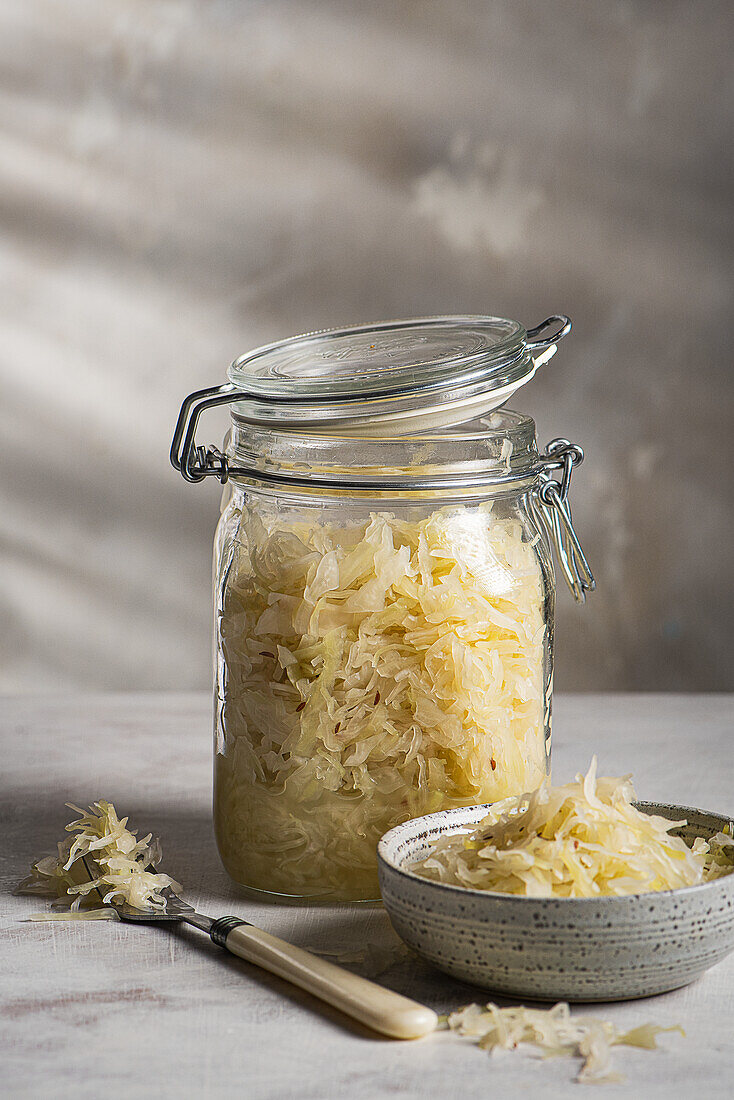 Hausgemachtes verzehrfertiges Sauerkraut im Glas