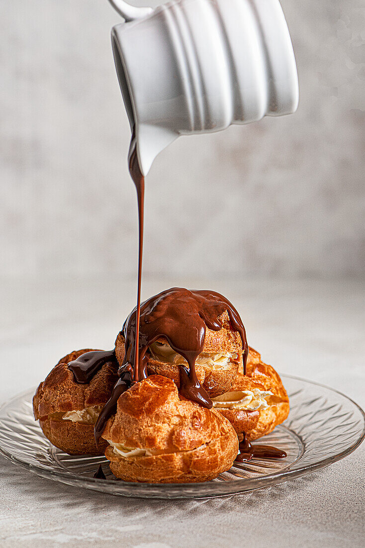 Profiteroles mit Schlagsahne und Schokoladensauce