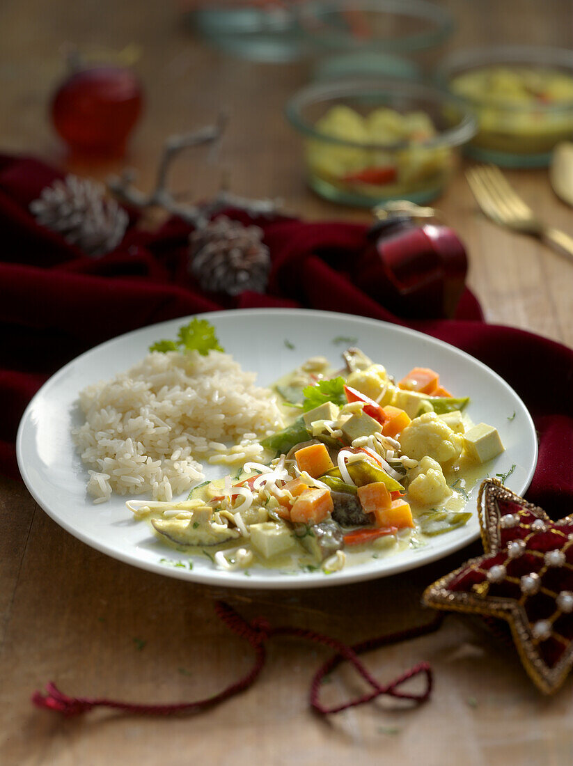 Curry with tofu and vegetables served with rice (Christmas)