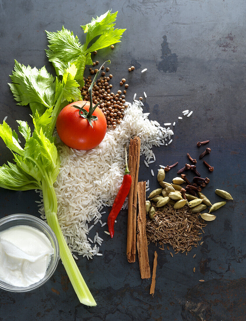 Gewürze, Reis, Staudensellerie und Tomate