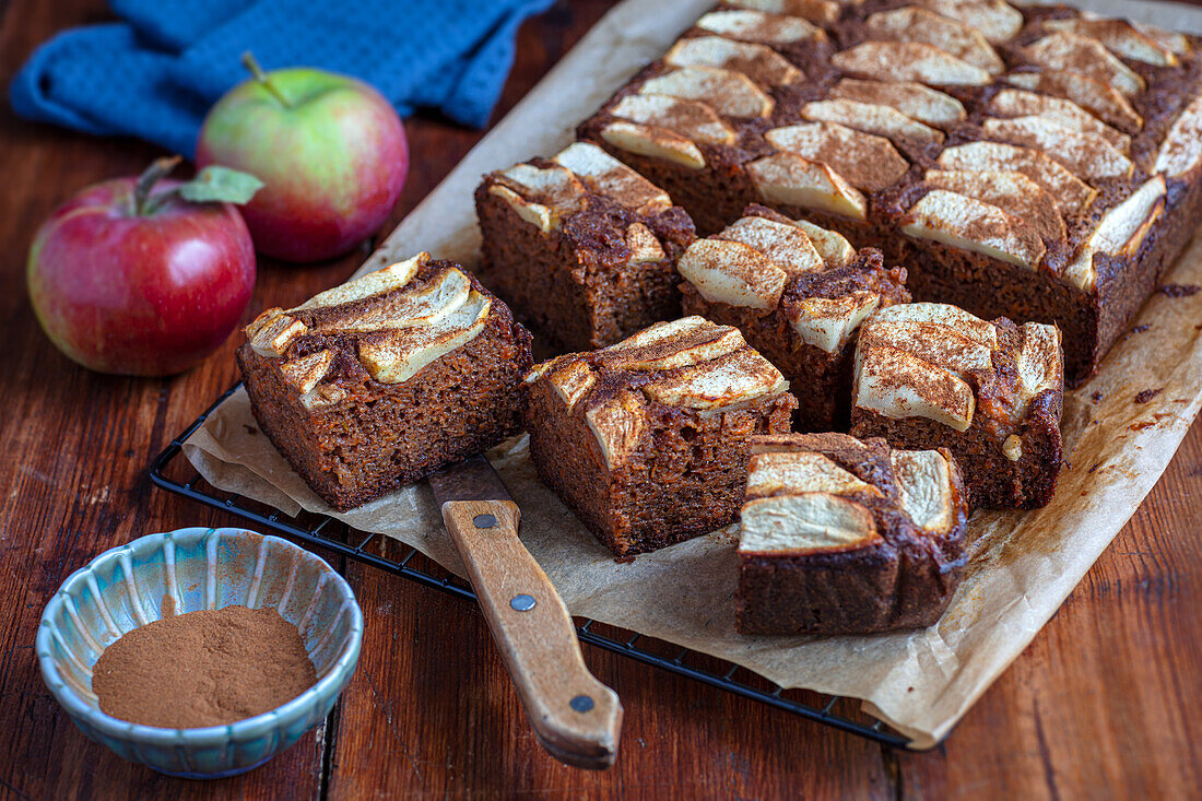 Karotten-Apfel-Kuchen mit Zimt