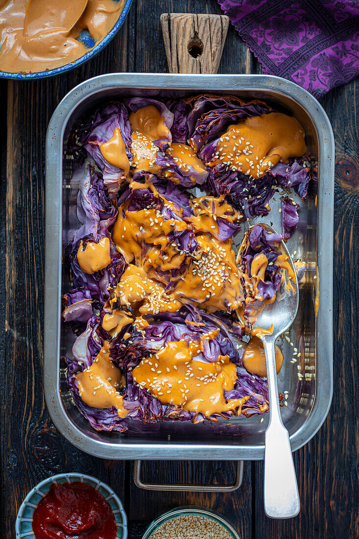 Gebackener Rotkohl mit Erdnussbutter-Dressing