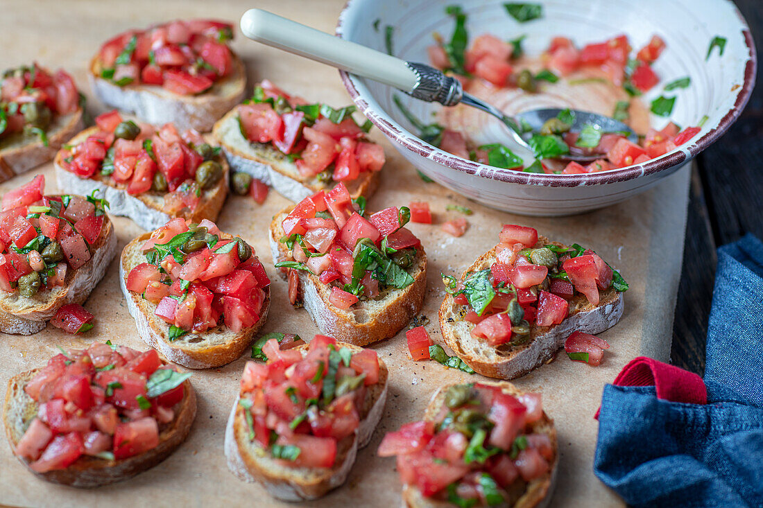 Bruschetta mit Tomaten, Basilikum und Kapern