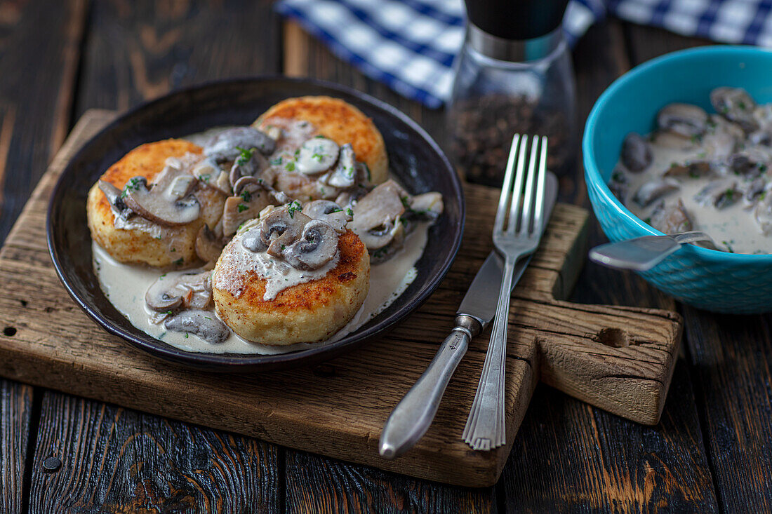 Kartoffelküchlein mit cremiger Pilzsauce