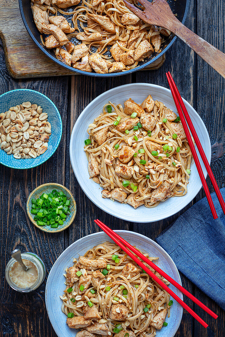 Noodles with chicken and peanuts (Asia)