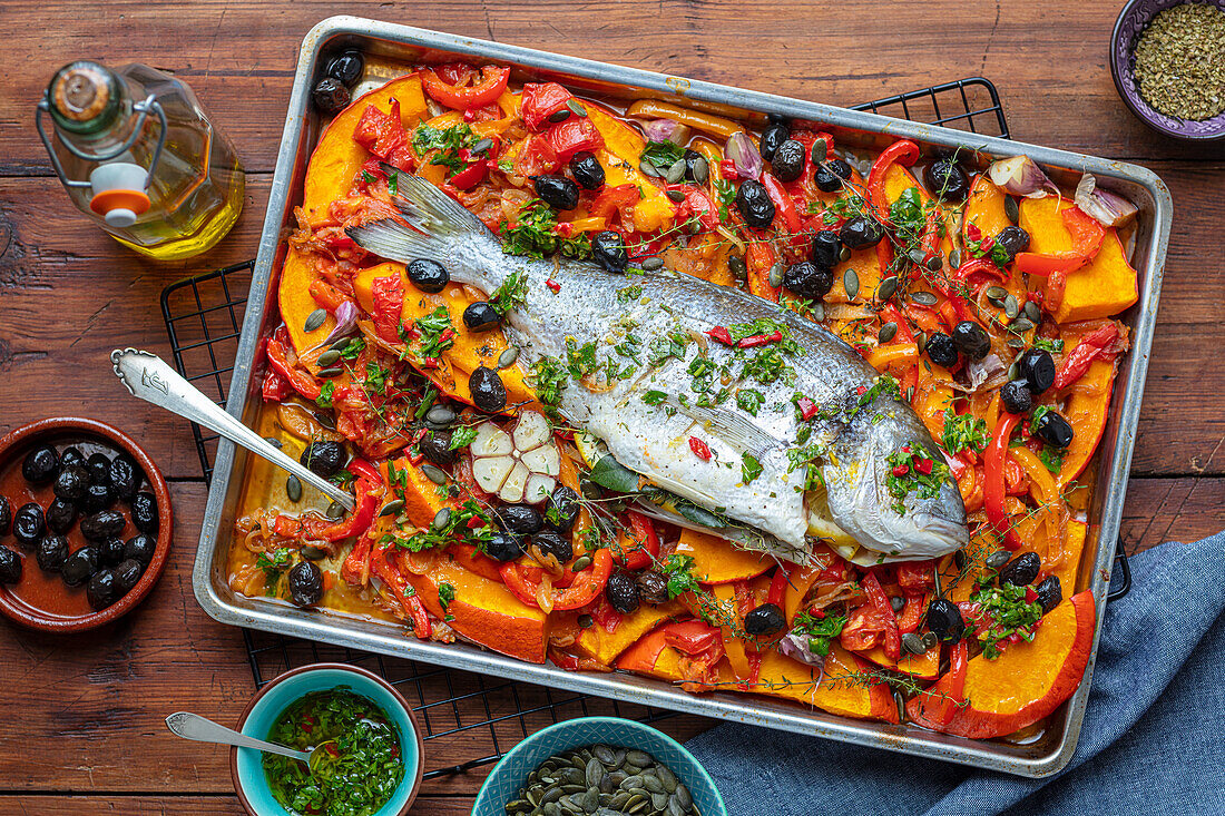 Ofengebackene Dorade mit Kürbis, Paprika, Tomaten und Oliven