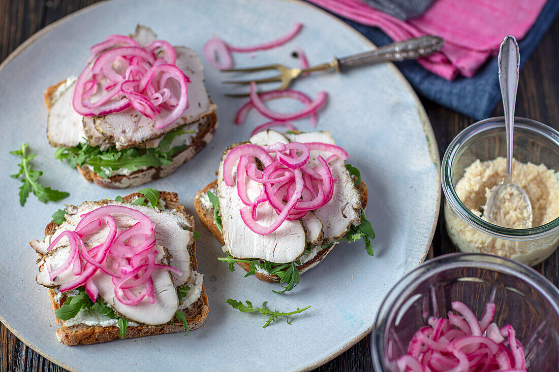 Bread with arugula, baked turkey and pickled onion