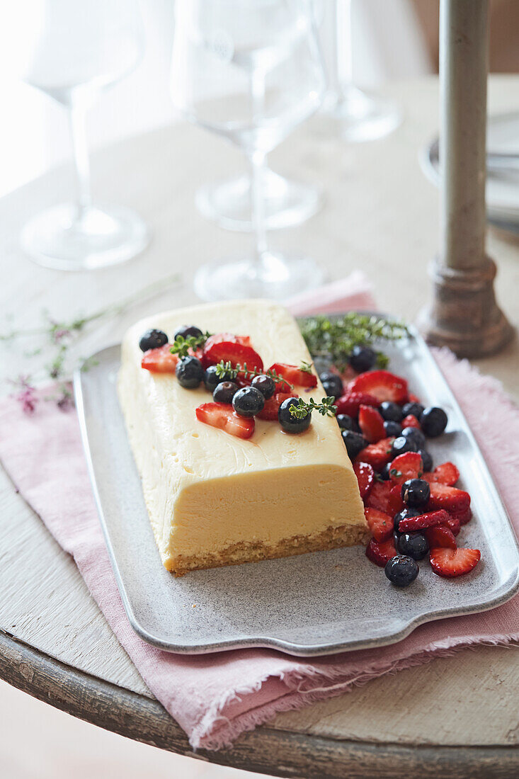 Joghurtterrine mit Beeren – Bilder kaufen – 13668003 StockFood