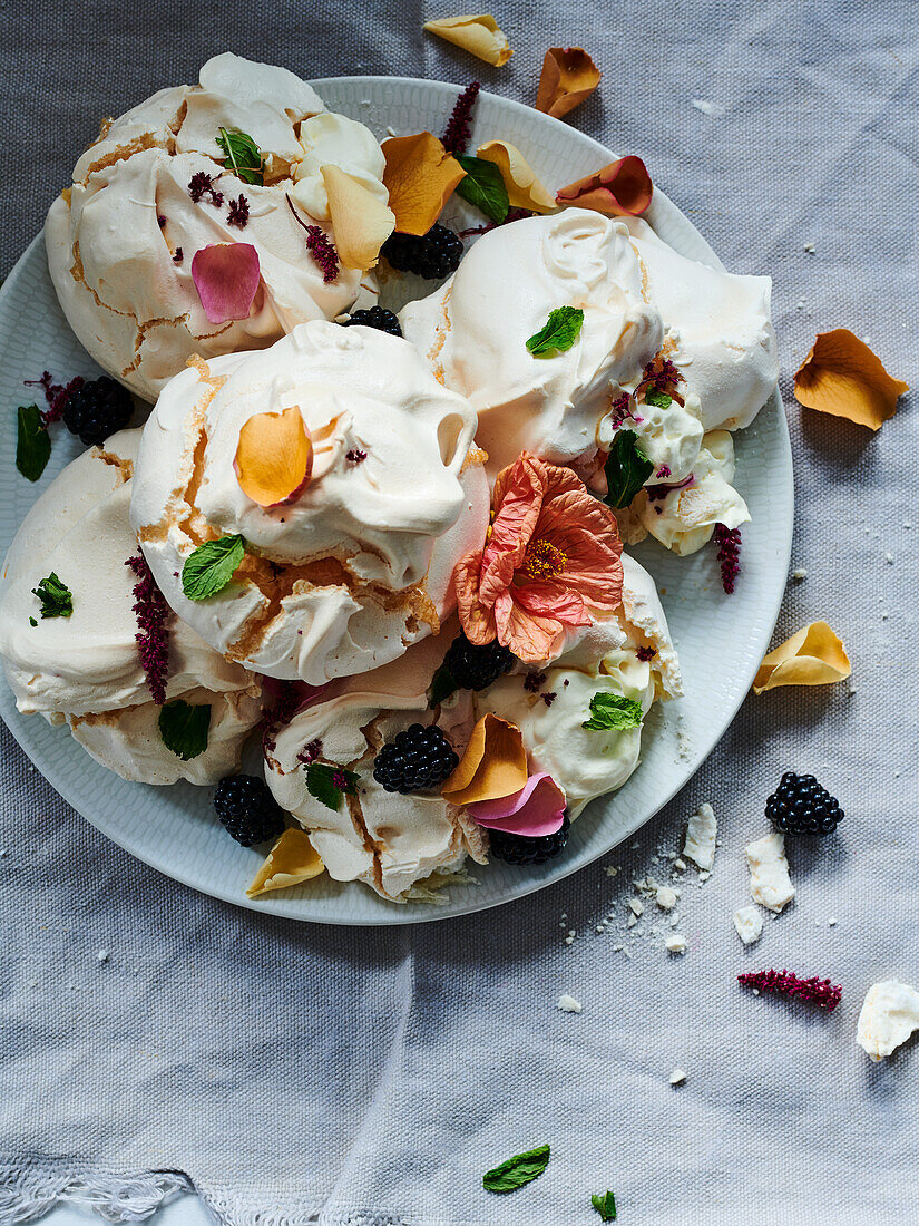 Baiser mit Brombeeren und Blütenblättern