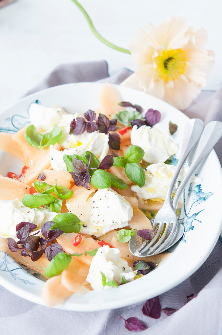 Melonen-Mozzarella-Salat mit Chili und Kräutern