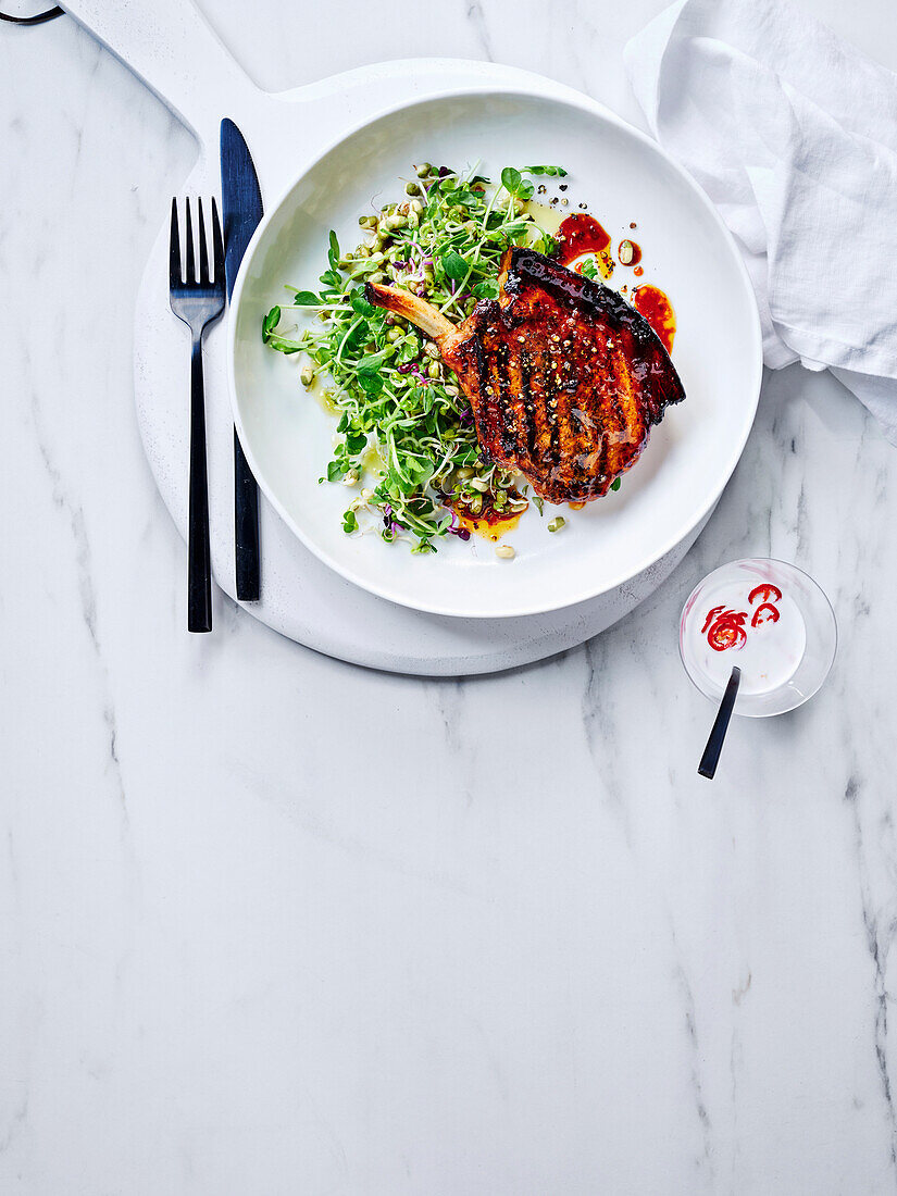 Gegrilltes Schweinekotelett mit Sprossensalat