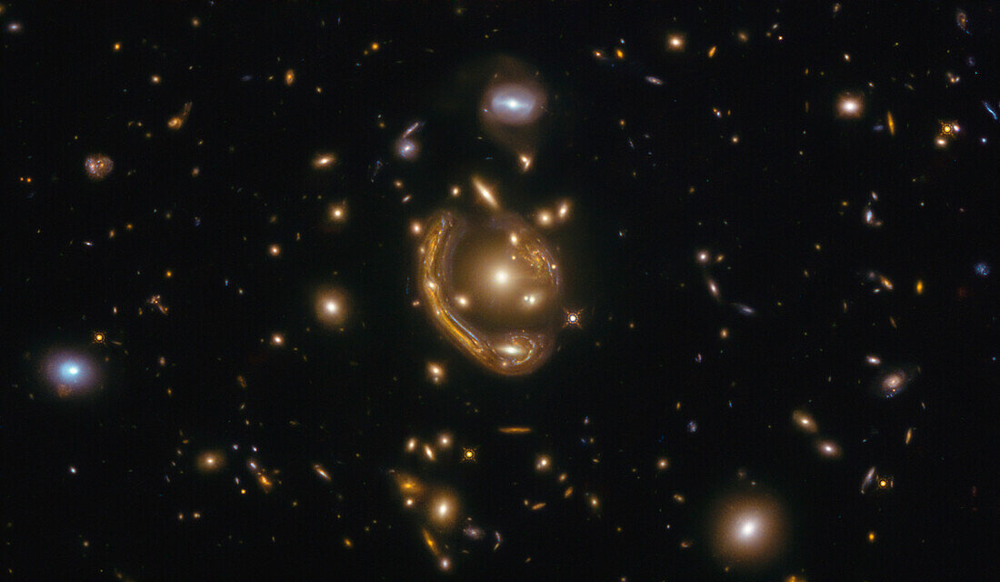 Einstein ring, Hubble Space Telescope image