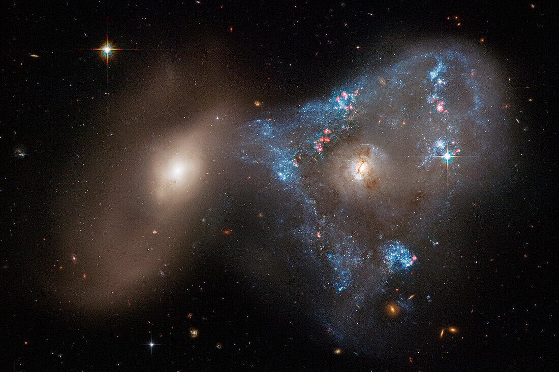 Head-on collision between two galaxies, HST image