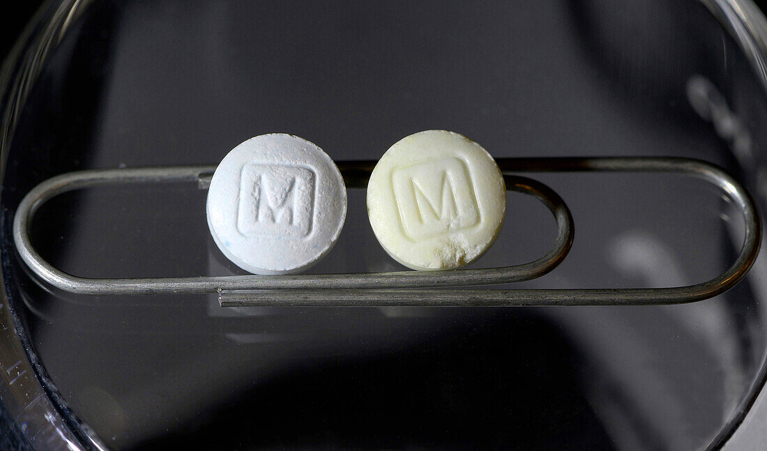 Authentic and counterfeit oxycodone pills