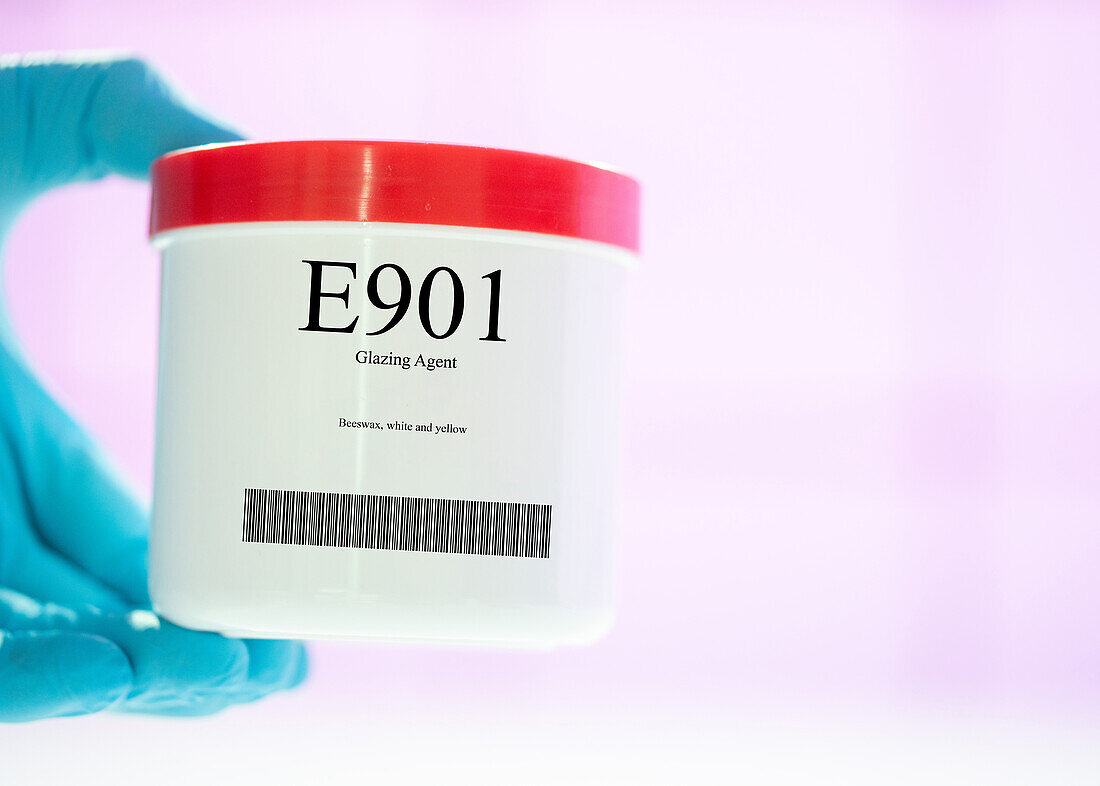 Container of the food additive E901