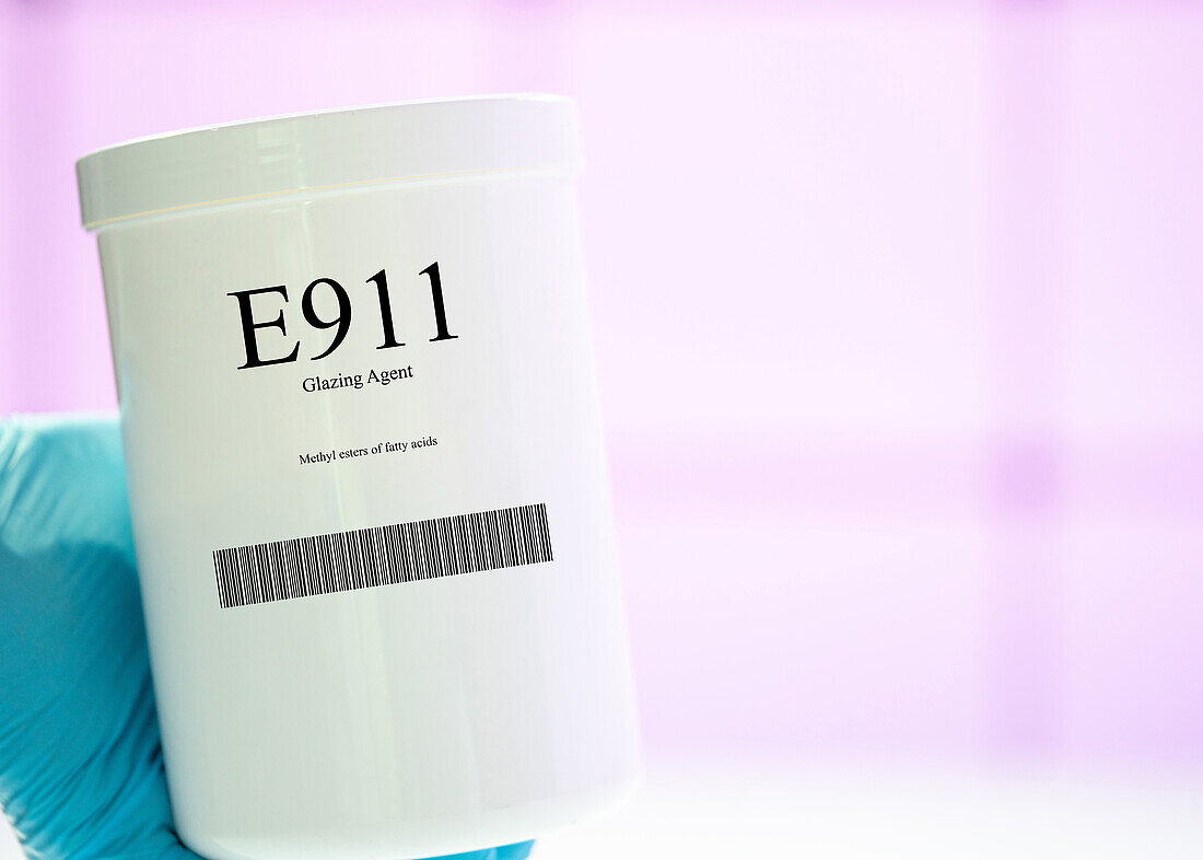 Container of the food additive E911