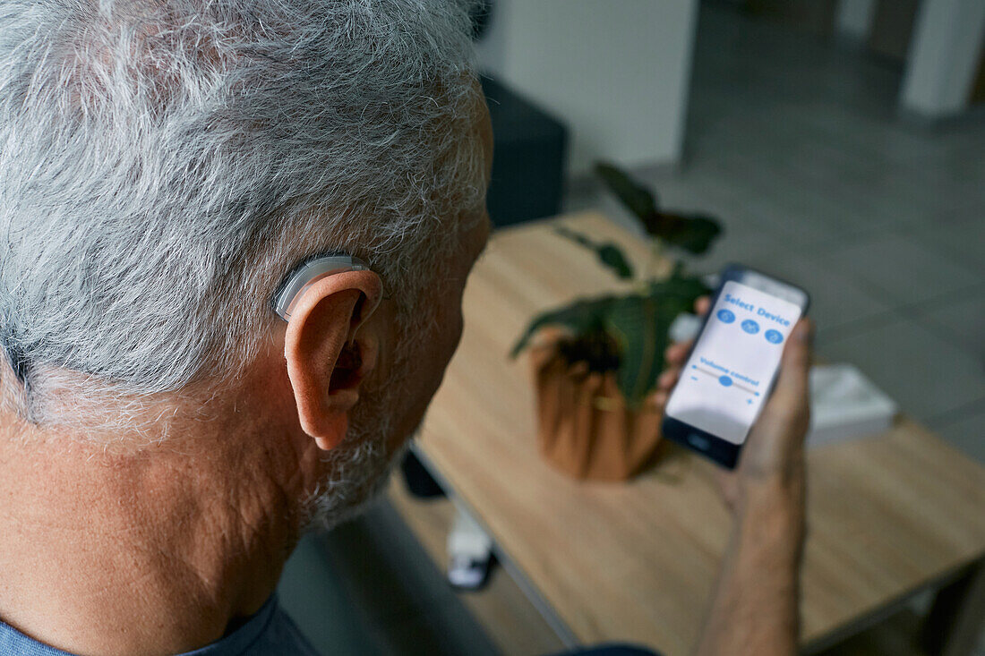 Man using hearing aid app