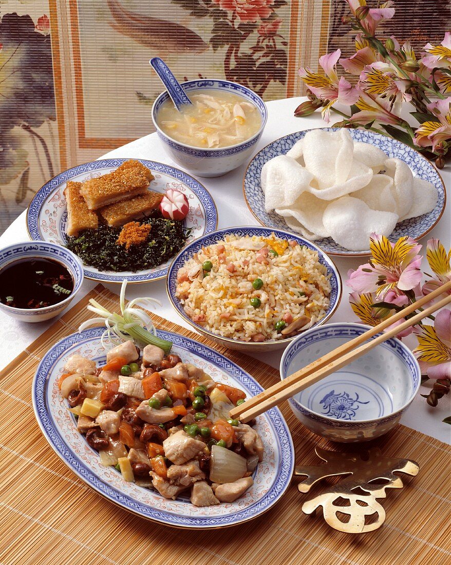 Chinesisches Menü auf dem Tisch