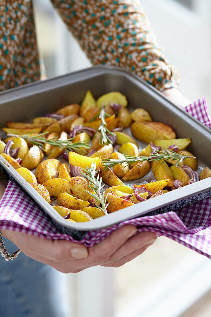 Kartoffelspalten mit Rosmarin und Zwiebeln