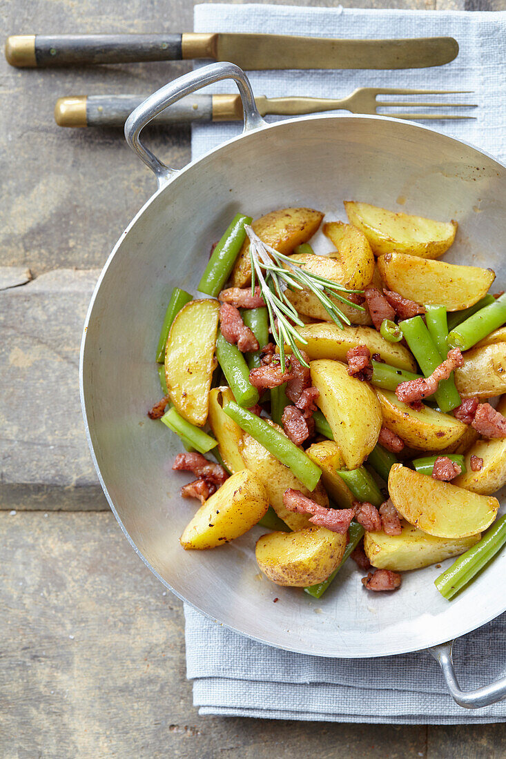 Potato wedges with beans and bacon