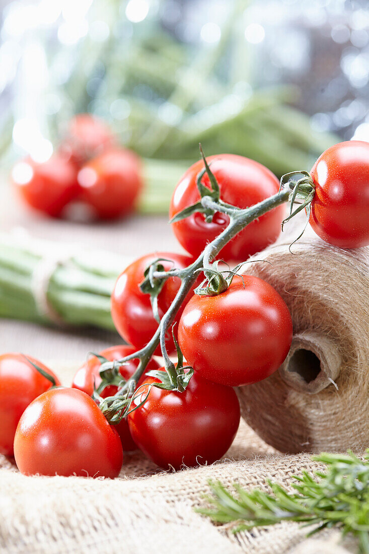 Tomaten mit Garnrolle