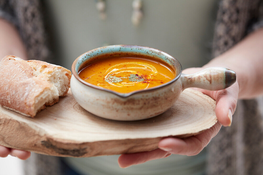 Kürbissuppe mit Brot