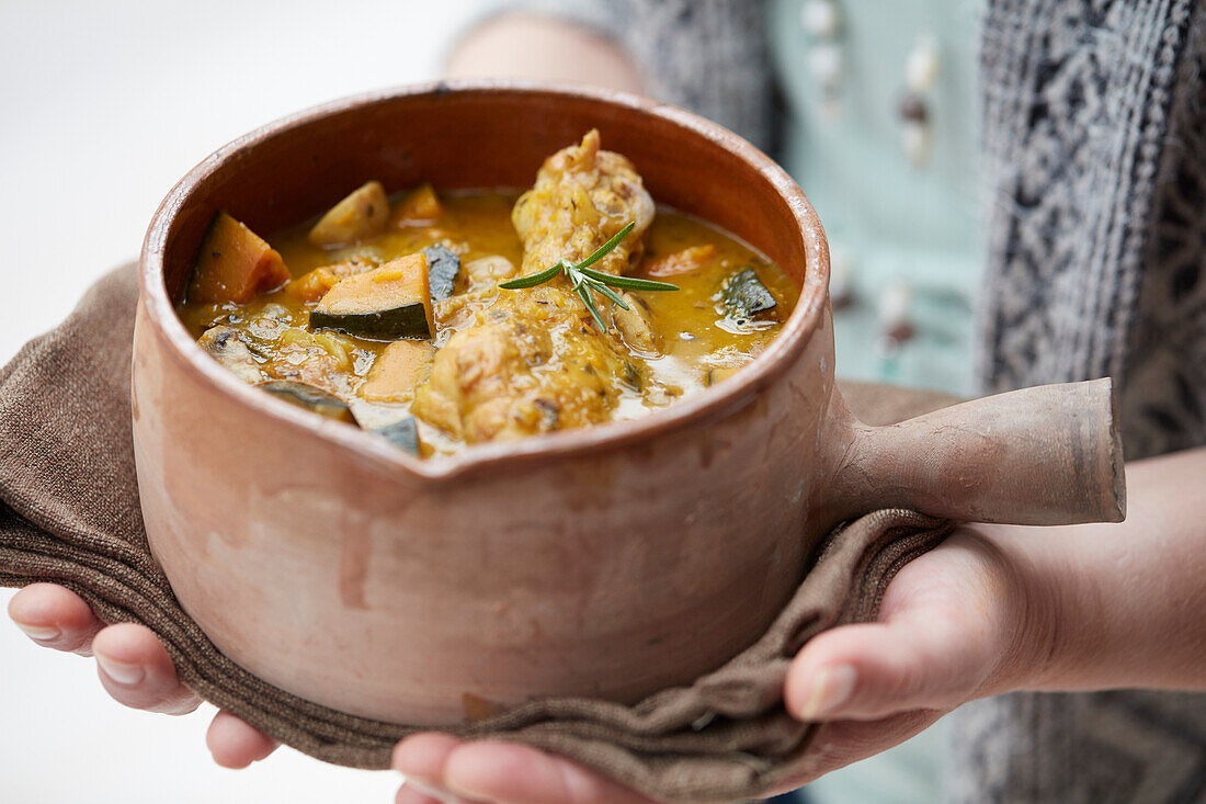 Kürbissuppe mit Hähnchenschenkel