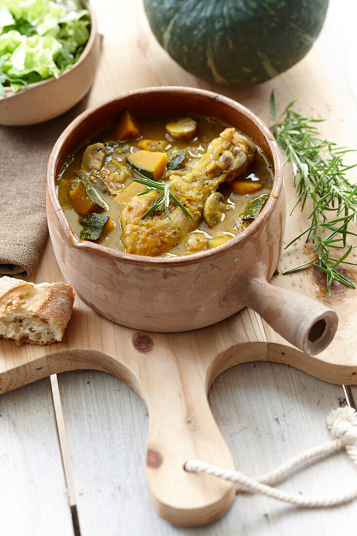 Kürbissuppe mit Hähnchenschenkel