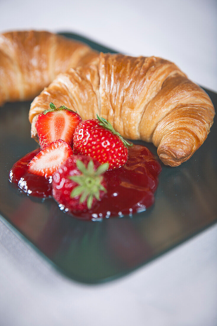 Croissant mit Erdbeeren