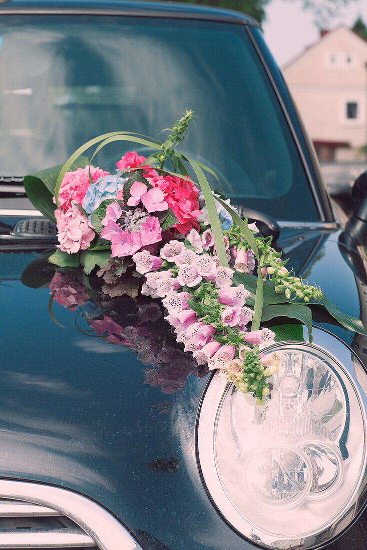 Auto mit Blumenschmuck Hortensie