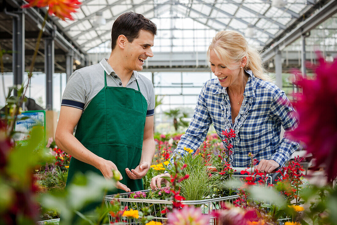 Verkäufer und Kundin im Gartencenter