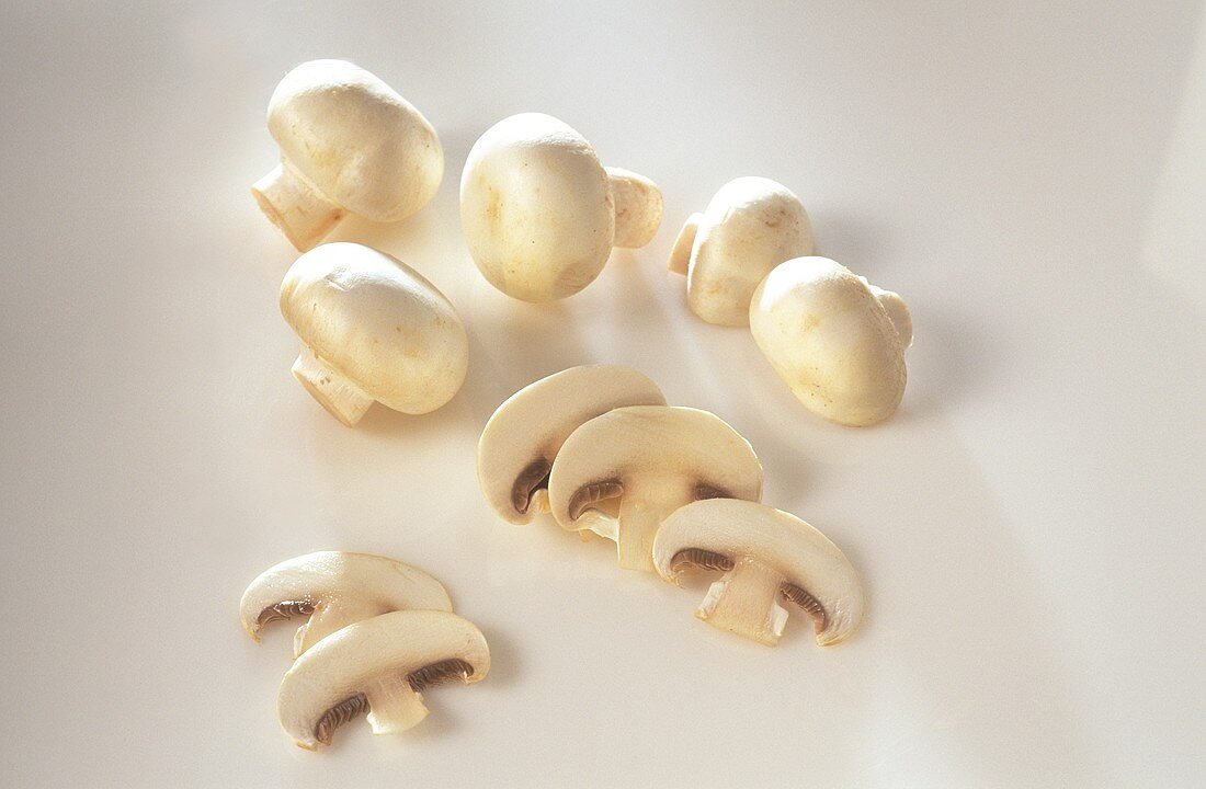 Five button mushrooms and mushroom slices