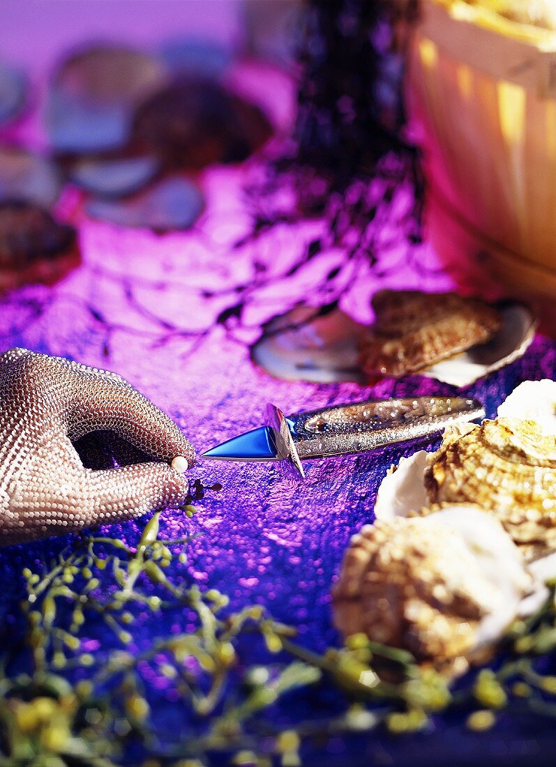 Austern,Austernmesser,-handschuh & Perle auf violettem Grund