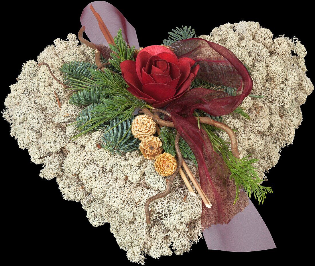 Moss heart with wooden rose