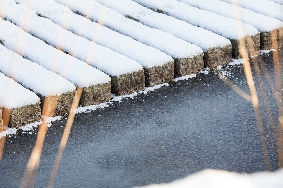 Teichkante Stein gefrorenes Wasser
