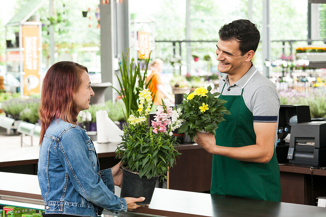 Garden centre salesmen and women