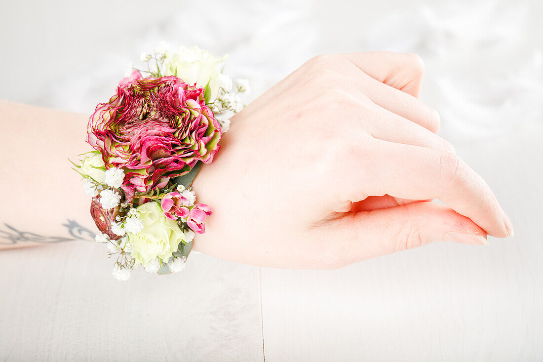 DIY flower bracelet