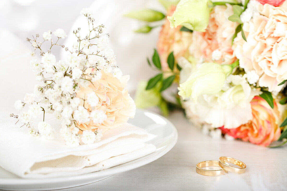 Floral table decoration with wedding rings