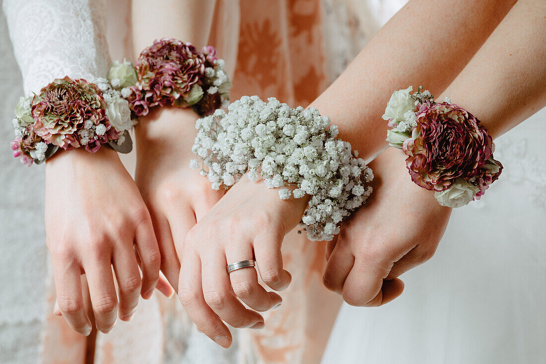 Floristischer Schmuck am Handgelenk