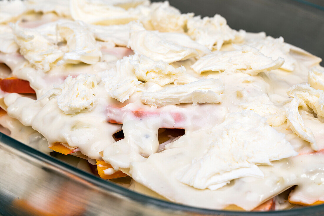 Mozzarella auf Lasagne